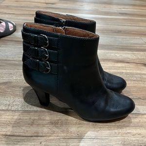 Clarks Artisan Black Leather Ankle Boots w/half inch platform, Sz 9.5